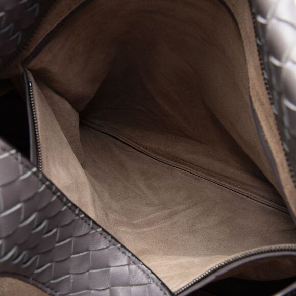 Bottega Veneta Intrecciato Nappa City Large Hobo。 like new condition. - Picture 13 of 15